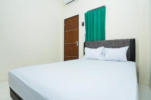 Giường trong phòng chung tại OYO Life 3078 Kost Putri Made