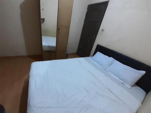 Ένα ή περισσότερα κρεβάτια σε δωμάτιο στο Hotel O Pinus Jaya SyariahNearTaman Amaryllis Pekanbaru