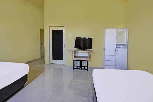 TV a/nebo společenská místnost v ubytování Hotel O Ayu Bypass MansionNearBundaran Gerung
