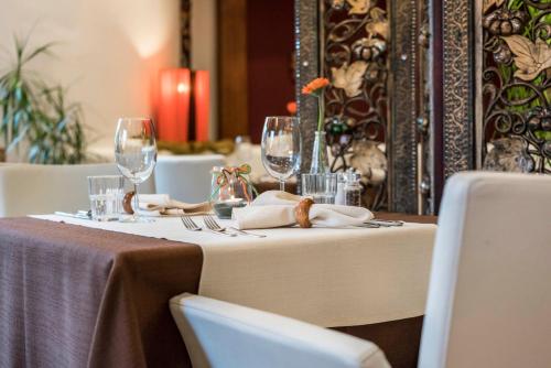 a table with glasses and napkins on it at Hotel Bamboo in Coldrano