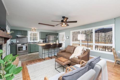 un salon avec un canapé et une cuisine dans l'établissement Cozy Cabin - Hot Tub - State Park - Near Lake, à Appomattox