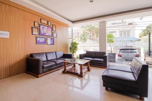 a living room with couches and a coffee table at Collection O near Paris Van Java formerly Cassa Dua Hotel in Bandung