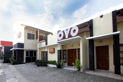 a building with a xo sign on the side of it at Hotel O Omah Ladrang in Yogyakarta