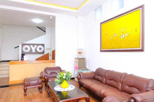 Posezení v ubytování OYO 354' 32 Guest House