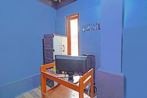 a room with a desk with a computer on it at Hotel O Biring Residence in Cimahi
