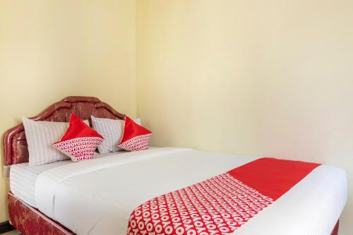 Postel nebo postele na pokoji v ubytování SPOT ON 2950 Grand Suites Palace Syariah