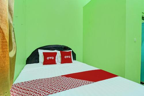 Кровать или кровати в номере Hotel O Cahyo Kost 1