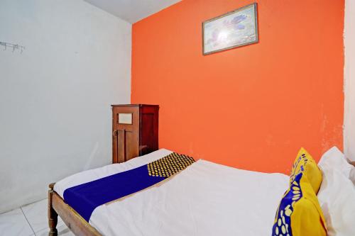 Postel nebo postele na pokoji v ubytování OYO Life 92921 Omaya Kost Syariah