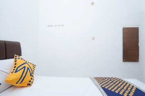 Una cama o camas en una habitación de Hotel O Berkah Residence Syariah