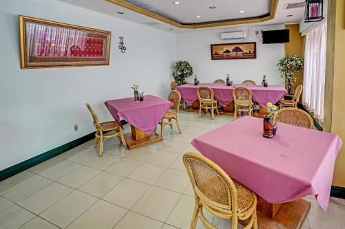 Restaurace v ubytování SUPER OYO 91805 Hotel Wisma Bari