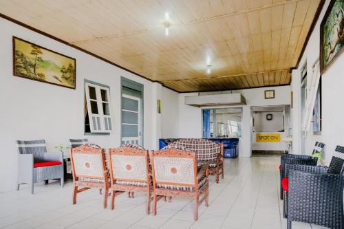 Posezení v ubytování OYO Life 2638 Hotel Raya