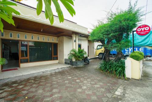 a building with a do not enter sign in front of it at Capital O 90643 Suri Guest House Syariah in Padang