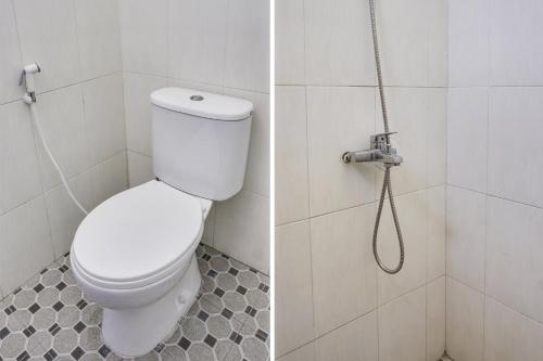 a bathroom with a toilet and a shower at OYO 91926 Serayu Sumbersari Homestay in Jenggrik