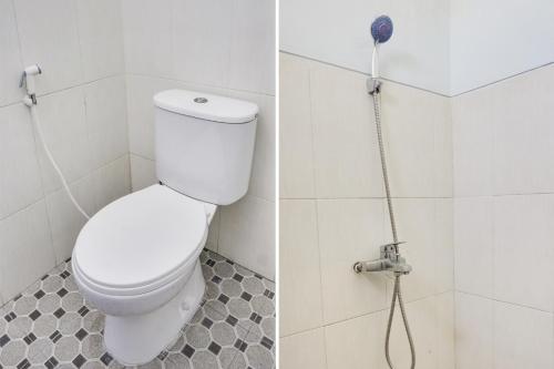a bathroom with a toilet and a shower at OYO 91926 Serayu Sumbersari Homestay in Jenggrik