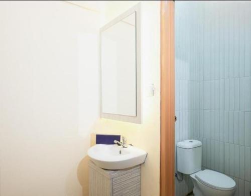 Ванная комната в Hotel O Jatibening Residence Syariah