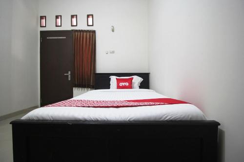 Ένα ή περισσότερα κρεβάτια σε δωμάτιο στο Hotel O Wisma Ray Syariah