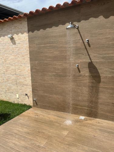 a water fountain on the side of a building at Casa Dedeia Fest JF Marilândia in Juiz de Fora