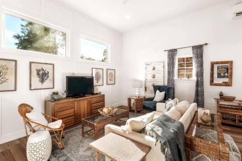 Μια τηλεόραση ή/και κέντρο ψυχαγωγίας στο 1BR Apt. w KING Bed on 30A .4 mi to Beach