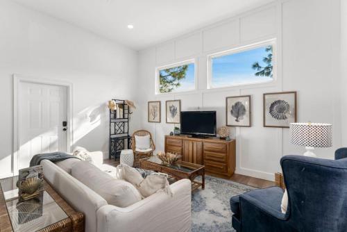 Χώρος καθιστικού στο 1BR Apt. w KING Bed on 30A .4 mi to Beach