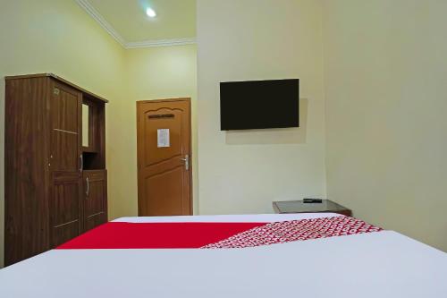 TV a/nebo společenská místnost v ubytování Hotel O Wisma Empat Lima Syariah