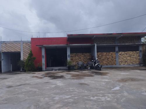 Фотография из галереи Hotel O Azwa Gh Katingan Near Lapangan Sepak Bola Pegatan Hilir в городе Pagatan