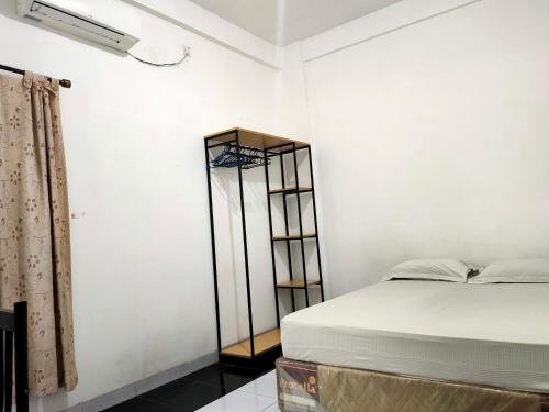Кровать или кровати в номере Hotel O Azwa Gh Katingan Near Lapangan Sepak Bola Pegatan Hilir