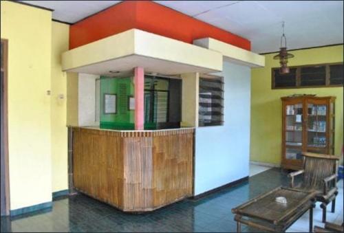 a room with a building with a lobby with a bench at OYO Life 1708 Hotel Budi Famili 1 Syariah in Ciamis