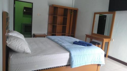 Кровать или кровати в номере Hotel O Azwa Gh Katingan Near Lapangan Sepak Bola Pegatan Hilir