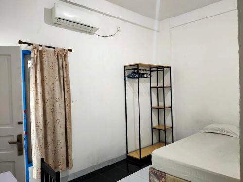 Кровать или кровати в номере Hotel O Azwa Gh Katingan Near Lapangan Sepak Bola Pegatan Hilir