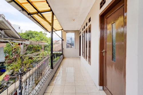 Балкон или терраса в OYO Life 90701 Kost Syariah Deris