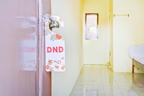 eine Tür mit einem DND-Schild in einem Raum in der Unterkunft OYO Life 90701 Kost Syariah Deris in Sumedang