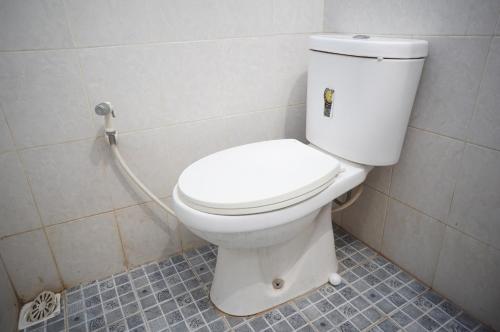 a bathroom with a white toilet in a room at OYO Life 93382 Gajayana Kost Female Only Syariah in Jenggrik