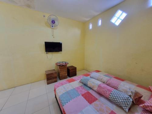 TV a/nebo společenská místnost v ubytování Hotel O New Asembagus 2