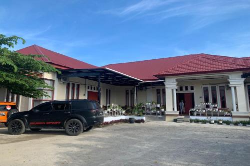 a black truck parked in front of a building at Hotel O Pondok Hitung Near GOR Kalegowa in Sungguminasa