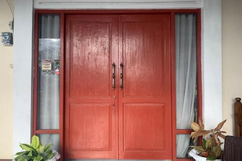 a red door of a house at Hotel O Pondok Hitung Near GOR Kalegowa in Sungguminasa