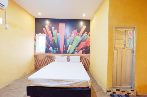 Кровать или кровати в номере Hotel O Pondok Sahabat Vianty Near SDN Kampung Parang