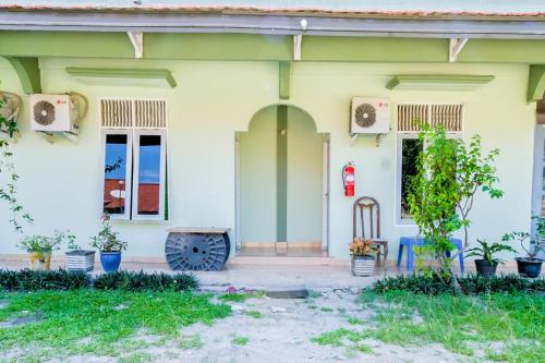 Сад в OYO Life 2745 Nabeza House