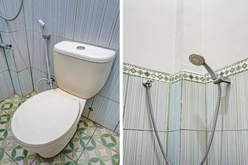a bathroom with a toilet and a shower at OYO 91599 Penginapan Mutiara Madiun in Madiun