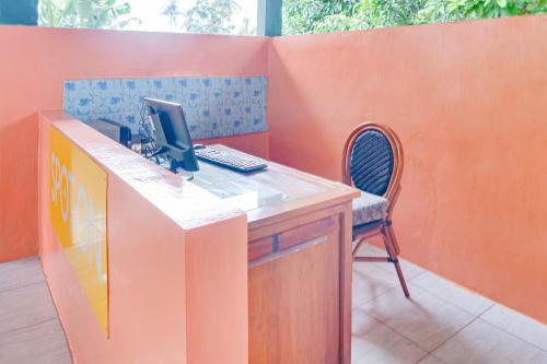 een bureau met een computer en een stoel bij Hotel O Griya Ketapang in Banyuwangi