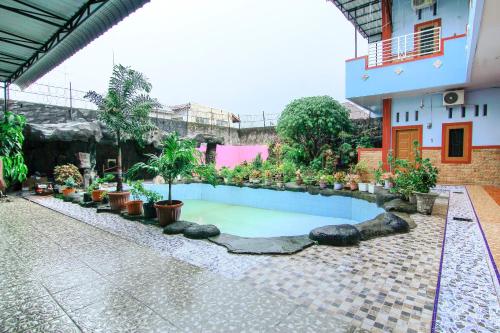 ein Swimmingpool mitten in einem Gebäude in der Unterkunft OYO 3334 Ratu Residence in Medan
