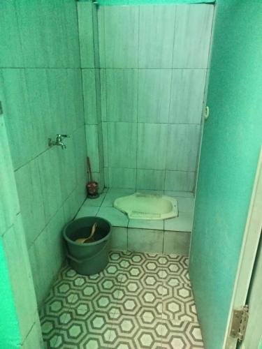 Ένα μπάνιο στο Hotel O Nany Asoka Syariah Near Anyong Cafe Studio
