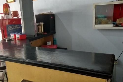 a counter in a kitchen with a black counter top at Hotel O Homestay 47 Latanete Near Living Plaza in Makassar