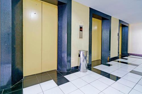 een hal met gele en blauwe muren en een vuilnisbak bij OYO Life 92978 Apartement Gateway Cicadas By Az Pro in Bandung