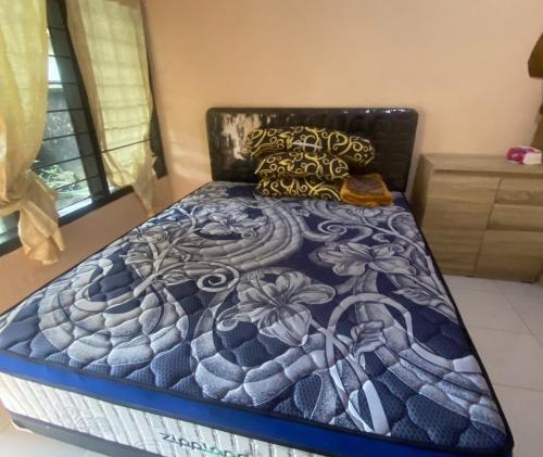 ein Schlafzimmer mit einem Bett mit einem blauen in der Unterkunft Hotel O Gians Homestay Near SMKN 2 Kuripan in Lembuak