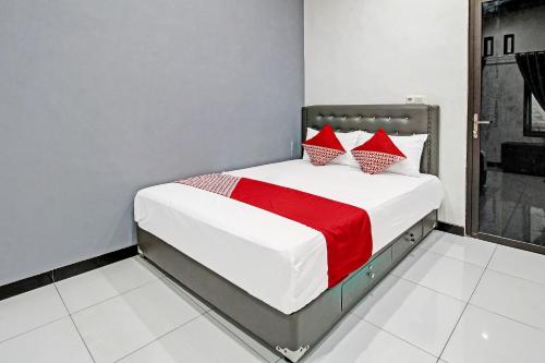 Кровать или кровати в номере OYO Life 91177 Desa Wisata Duren Sari
