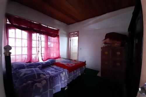 Кровать или кровати в номере OYO HOMES 91248 Desa Wisata Banding Agung Danau Ranau