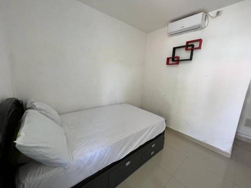 Letto o letti in una camera di Hotel O Aero Kost Bu Lisa Syariah Near Pasar Tradisional Lawang
