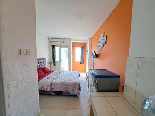 Ένα ή περισσότερα κρεβάτια σε δωμάτιο στο OYO Life 93139 Apartemen Grand Sentraland By Evi