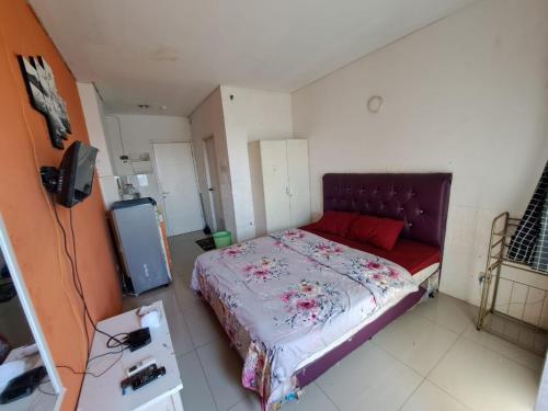 Ένα ή περισσότερα κρεβάτια σε δωμάτιο στο OYO Life 93139 Apartemen Grand Sentraland By Evi