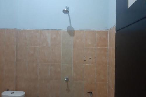 Ένα μπάνιο στο Hotel O Nilam Guest HouseNearYani Heahlerr